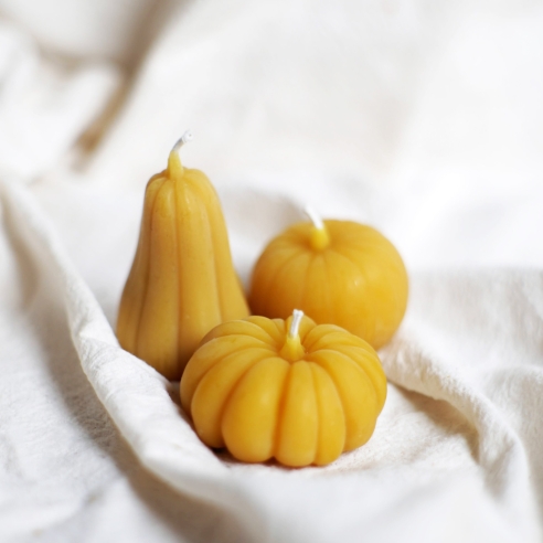 Natürliche Bienenwachs-Zierkerze - Halloween Kürbis gewellt