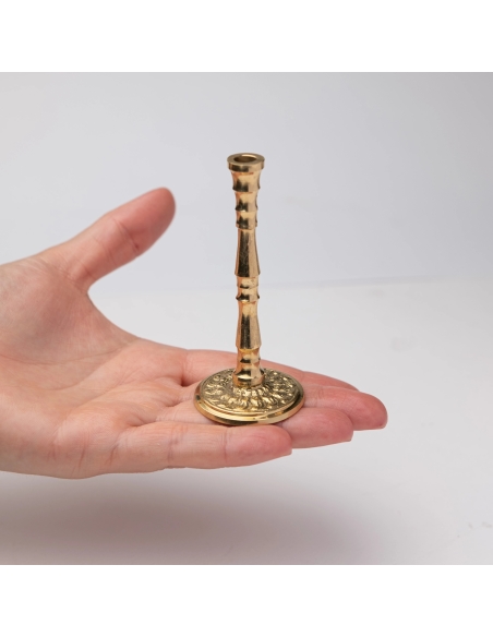 Kleiner goldfarbener Kerzenständer für schlanke Stumpenkerzen mit Ornamenten - Messing
