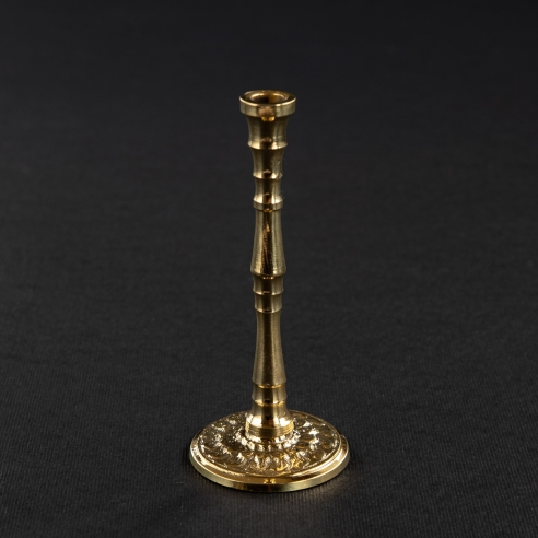 Kleiner goldfarbener Kerzenständer für schlanke Stumpenkerzen mit Ornamenten - Messing